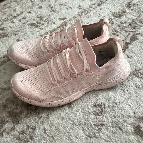 Light pink APL athletic shoes - Picture 4 of 4